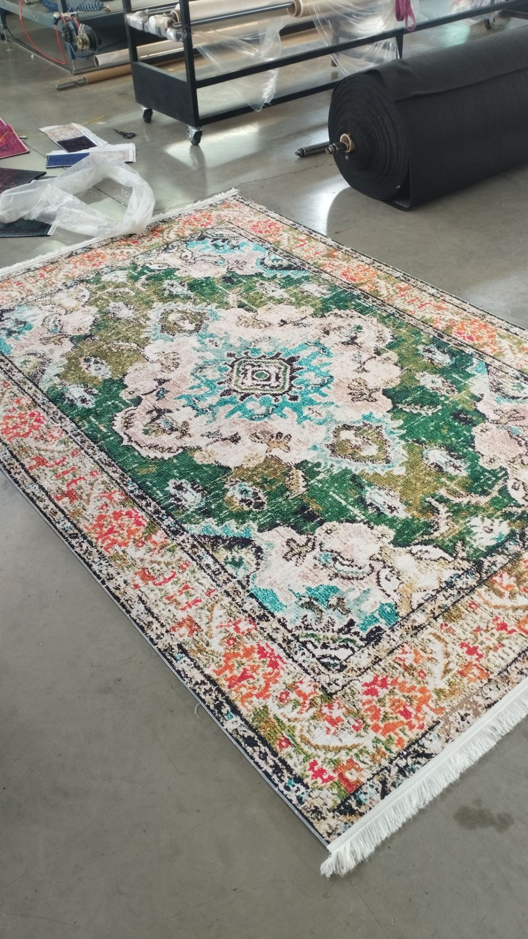 فرشینه سبز جنس رویه مخمل هازان تُرک نرم و صاف زیره استُپ دار (ضدلغزش) m100