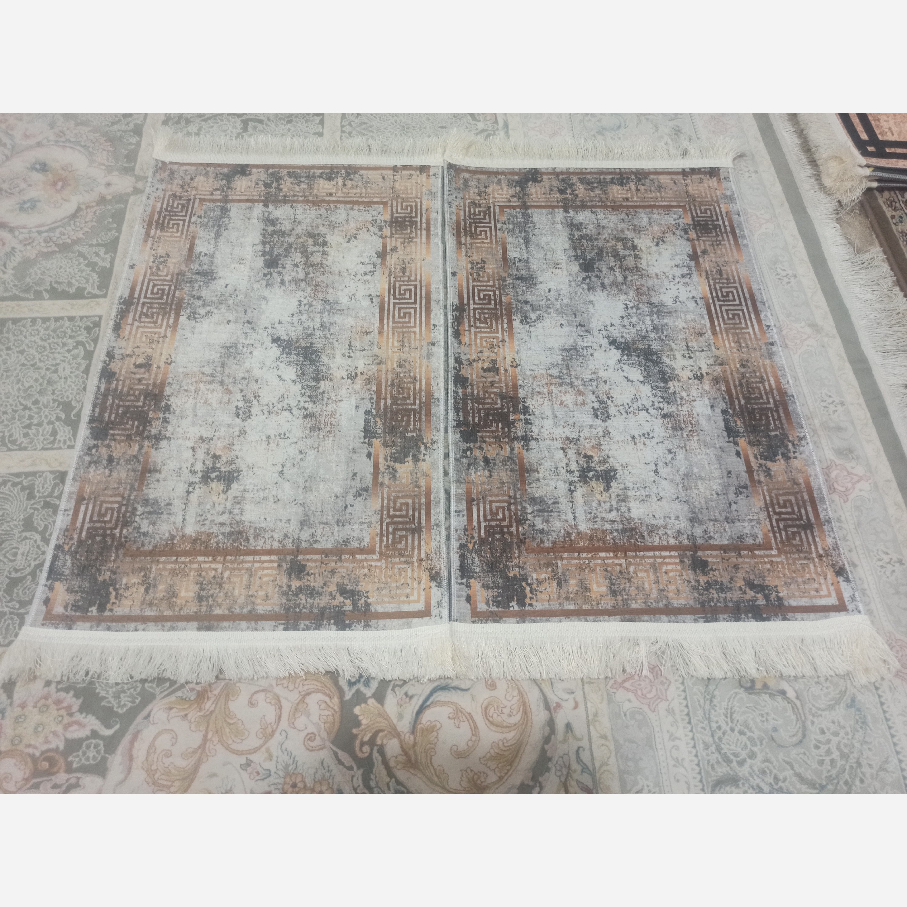 فرش طوسی مدرن جنس مخمل تُرک استُپ دار (ضد سر) h467 (پس کرایه)