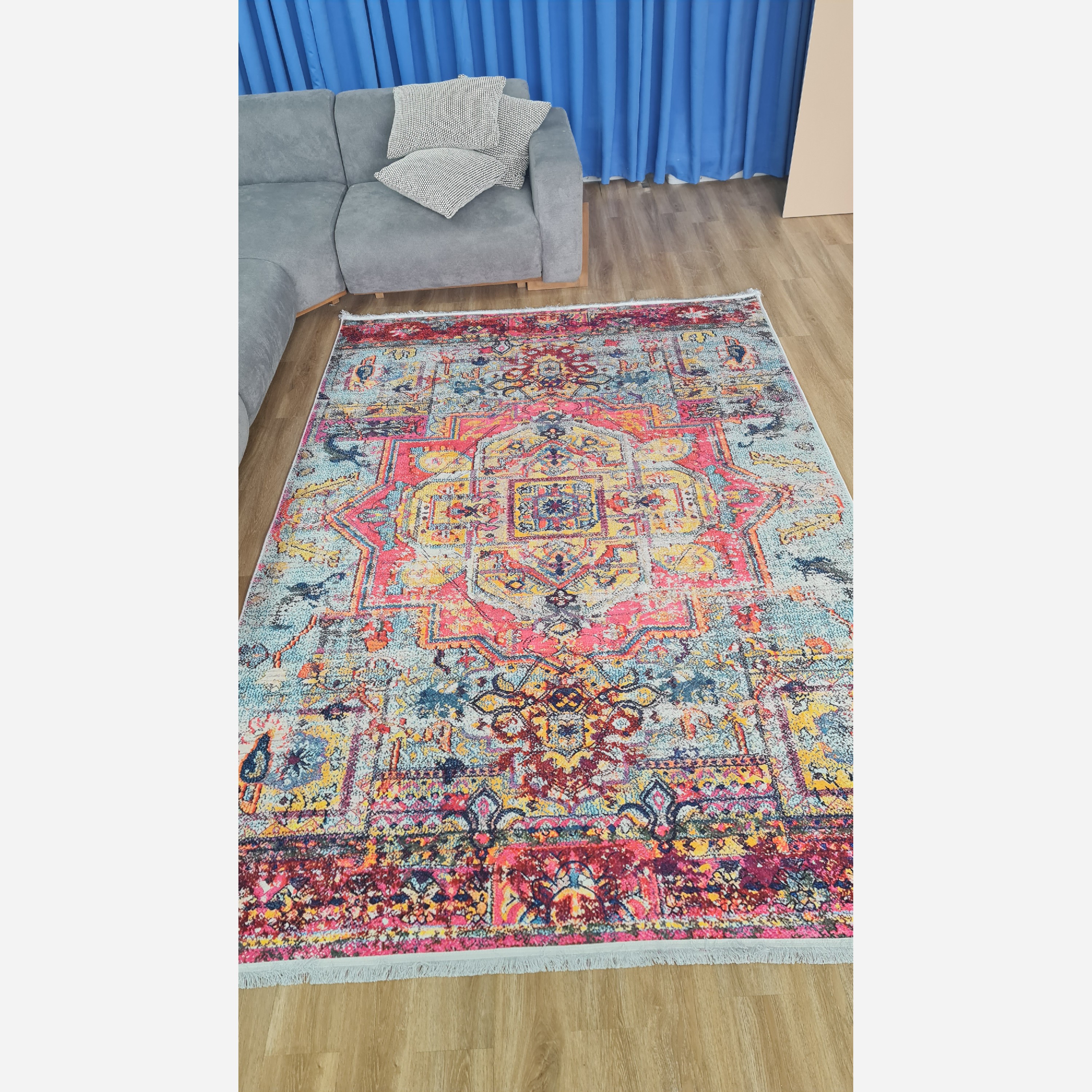 فرش مخمل طرح سنتی استُپ دار (اصلا لیز نمیخوره) m150 (پس کرایه)