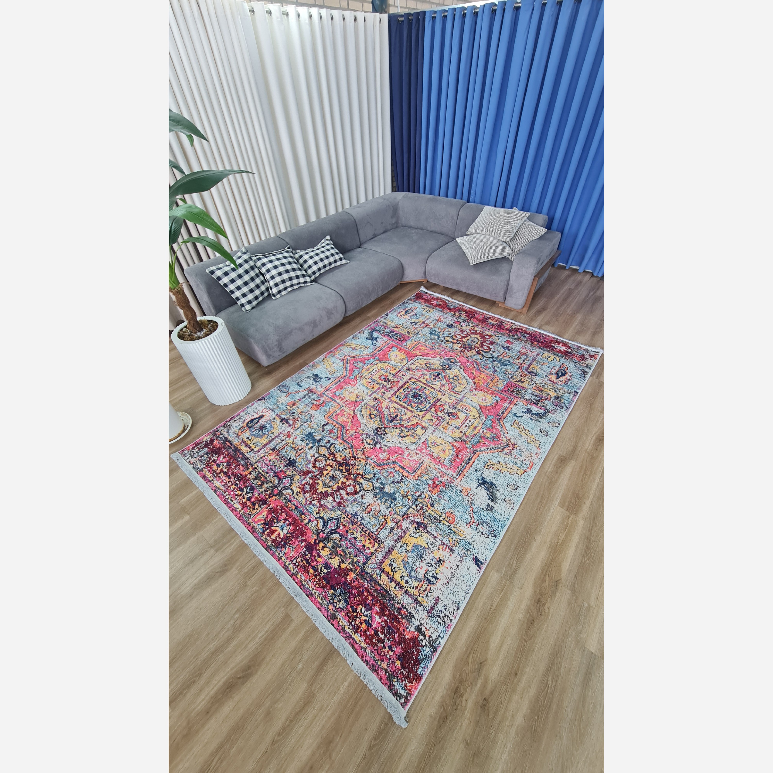 فرش مخمل طرح سنتی استُپ دار (اصلا لیز نمیخوره) m150 (پس کرایه)
