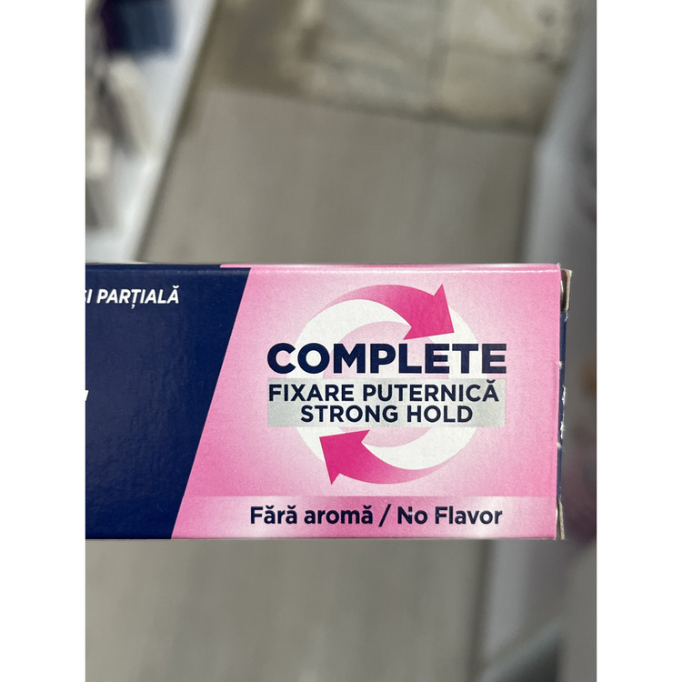 چسب دندان مصنوعی فیکسودنت مدل Complete Strong Hold بدون طعم 47 گرم