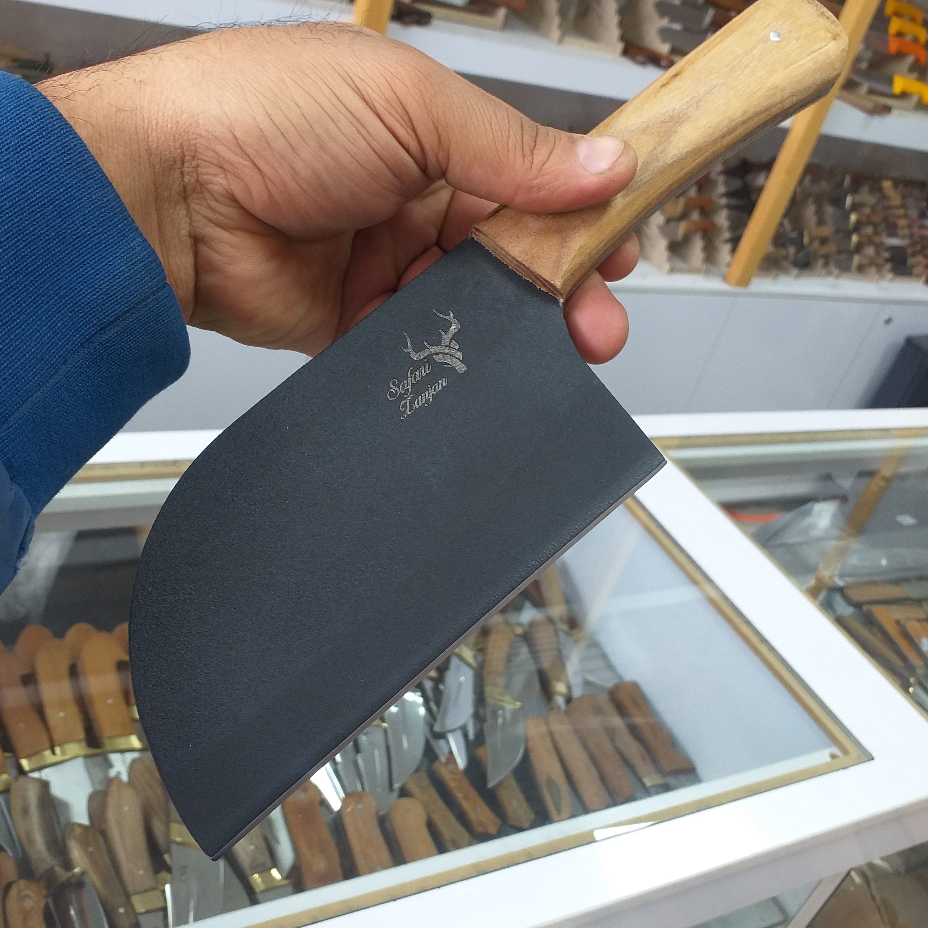 چاقوزنجان ساطور قصابی مدل صربستانی ضربه زن و استخوان شکن 28سانت ساطور طبیعت گردی کمپینگ با غلاف ضخیم چرم صنعتی مشکی رنگ