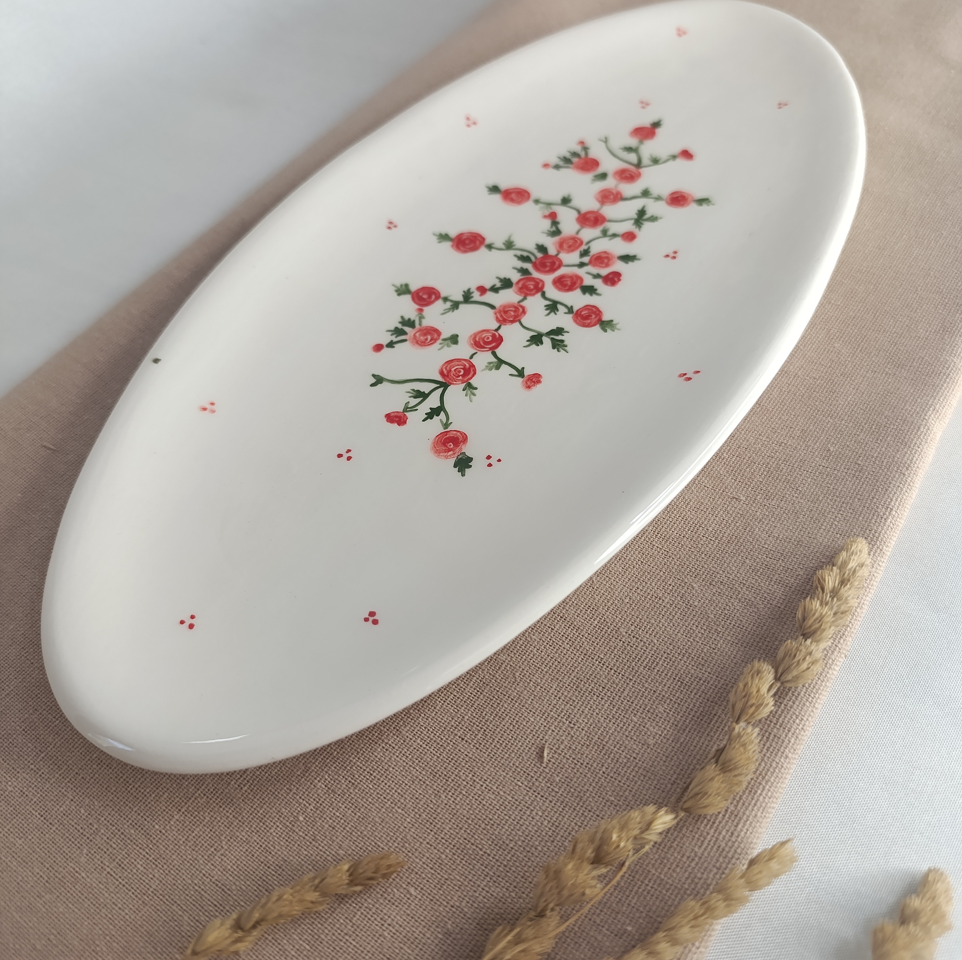 دیس سرامیکی بیضی طرح باغ گل رز قرمز مینیمال مدل ارغوان